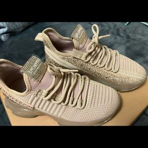 Steve Madden maxima sneakers in size 7.5 price is firm
